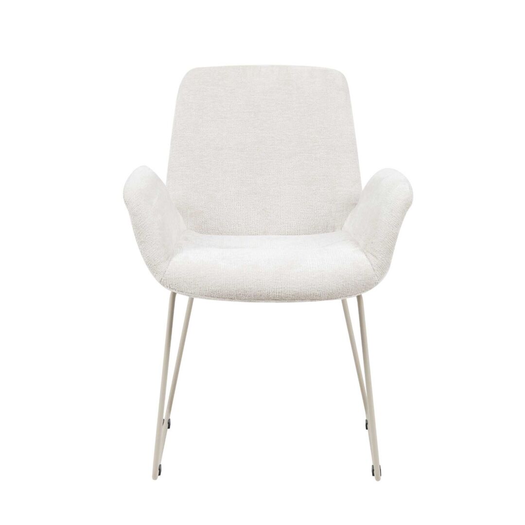 Eetkamerstoel Evan Zand van Nieuwe Sfeer: witte gestoffeerde stoel met metalen poten.