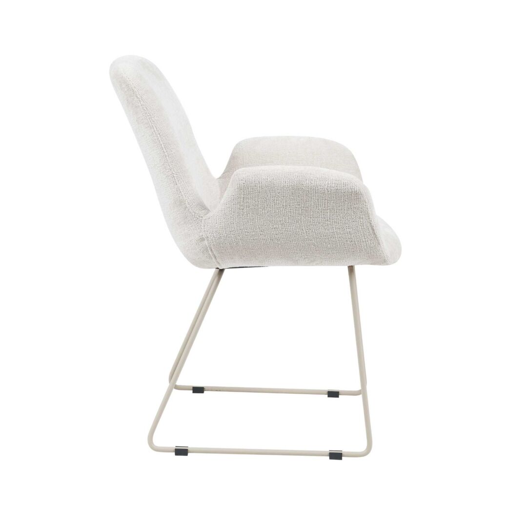 Eetkamerstoel Evan Zand | Nieuwe Sfeer: Zandkleurige stoel met armleuningen en metalen poten.