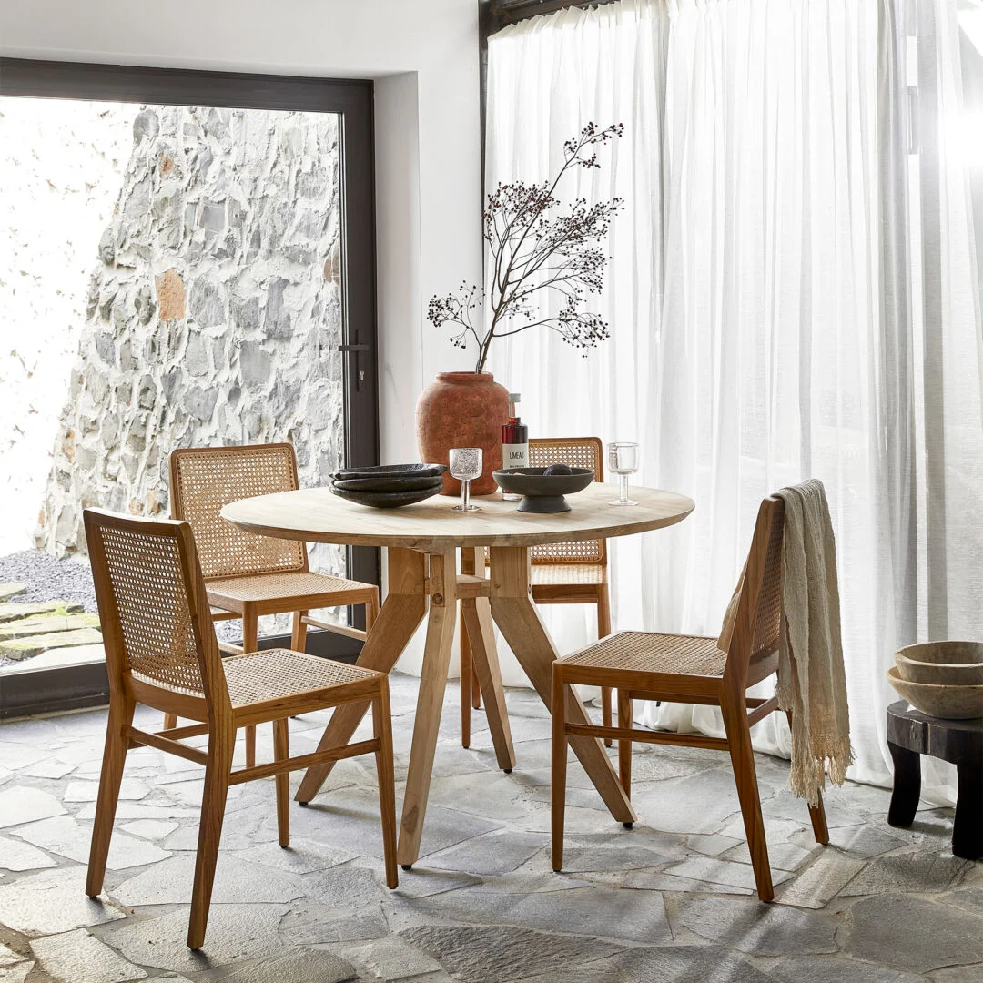 Ronde houten eettafel met Nova teakhouten eetkamerstoelen – naturel (set van 2).