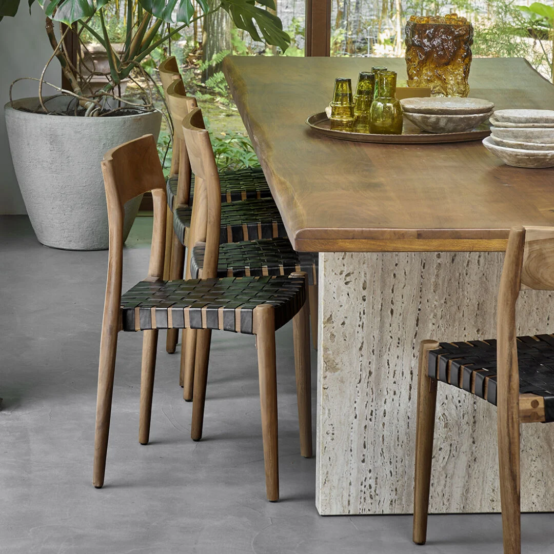 Freya teak eetkamerstoel met leer - Zwart (set van 2) rond eettafel.