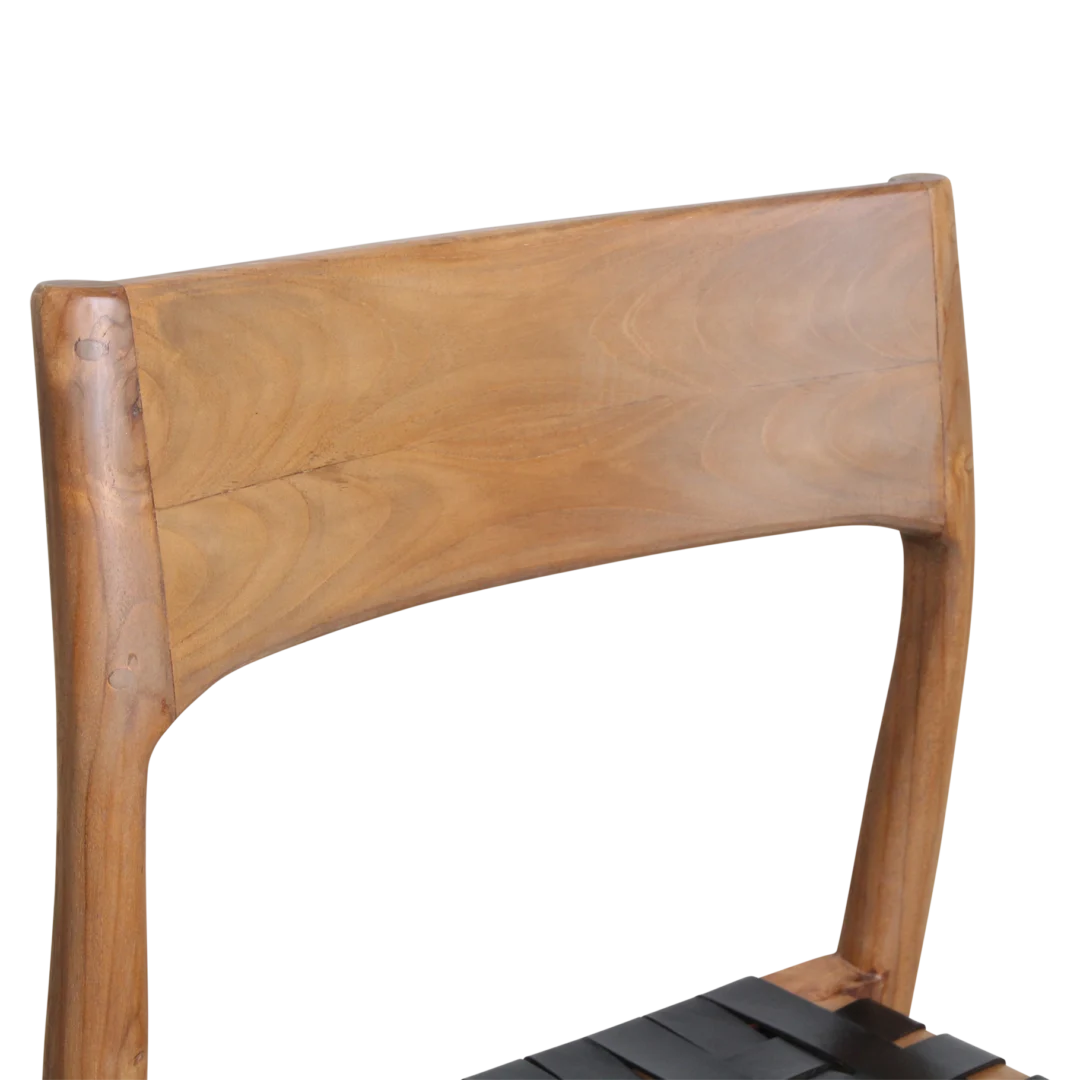 Freya teak eetkamerstoel met leer – Zwart. Detailopname van de houten rugleuning en zwarte leren zitting.