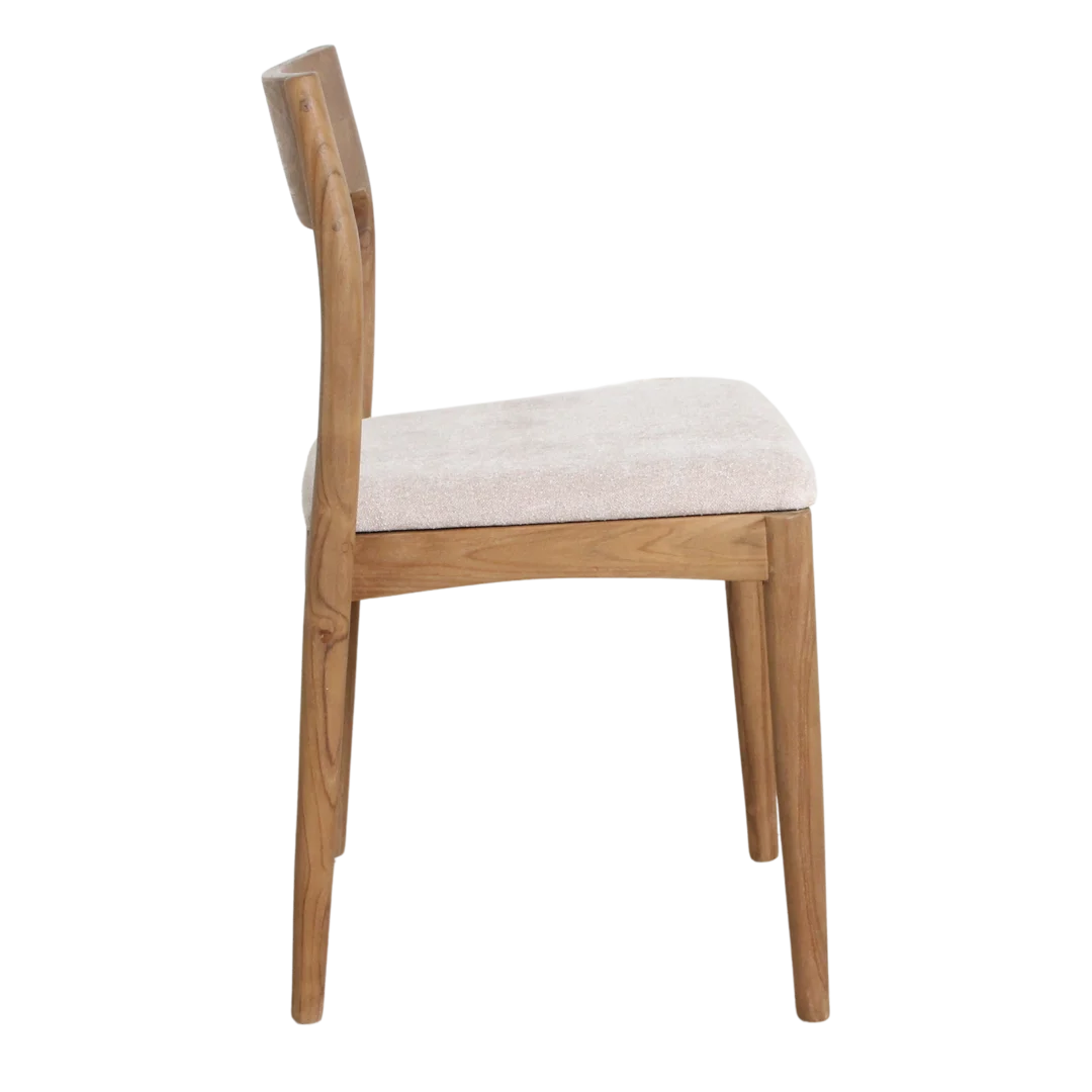 Freya teakhouten eetkamerstoel crème, zijaanzicht. Stijlvolle eetkamerstoel van teakhout met een crèmekleurige zitting.