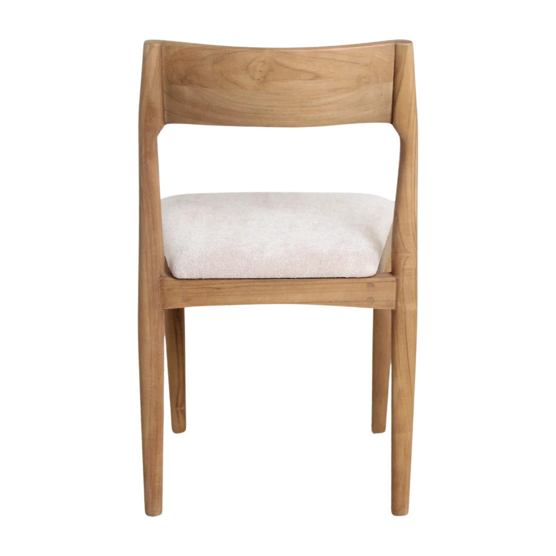 Freya teakhouten eetkamerstoel crème: houten stoel met crèmekleurig kussen.