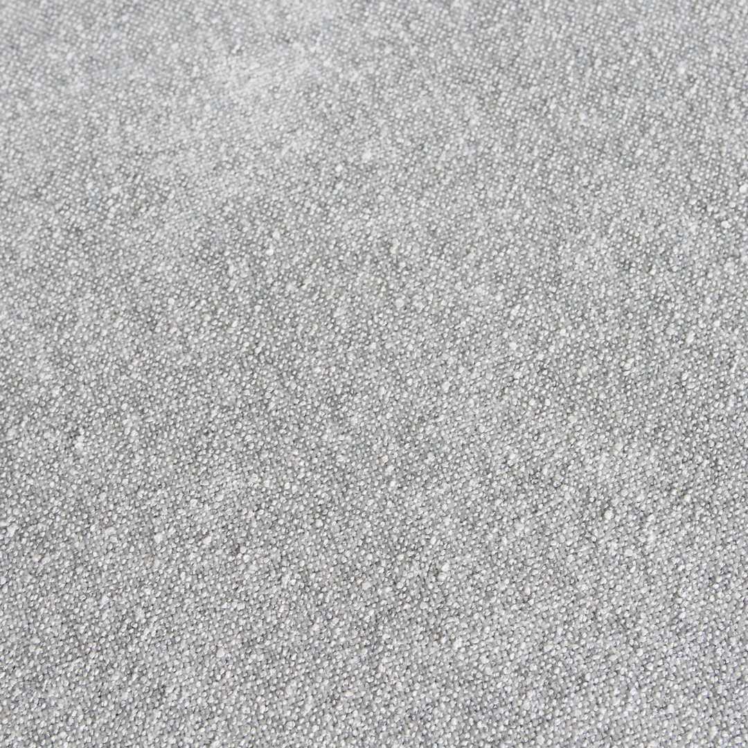 Close-up lichtgrijze stoftextuur van de Freya teakhouten eetkamerstoel lichtgroen.