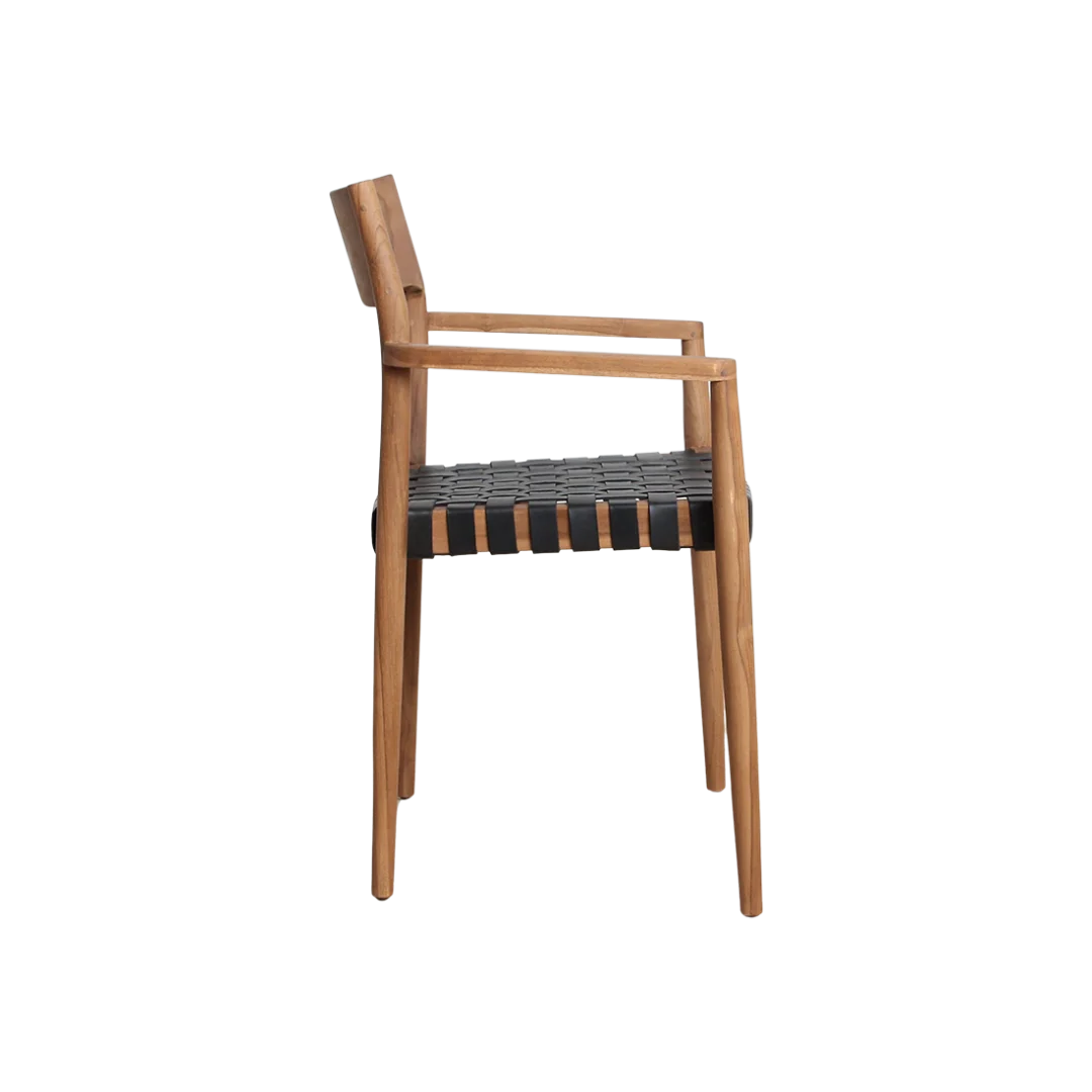 Freya teakhouten eetkamerstoel met armleuning, zwart gevlochten leren zitting. Eetkamerstoelen set van 2.