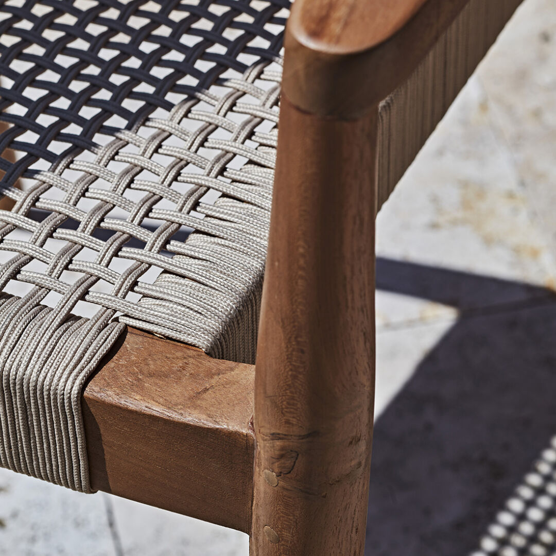 Freya donker teakhouten tuinstoel met armleuning en naturel geweven zitting (set van 2)