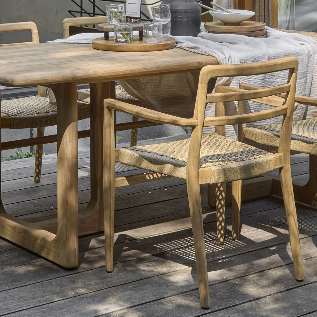 Verano teak tuinstoel met armleuning – naturel (set van 2) aan houten tafel.