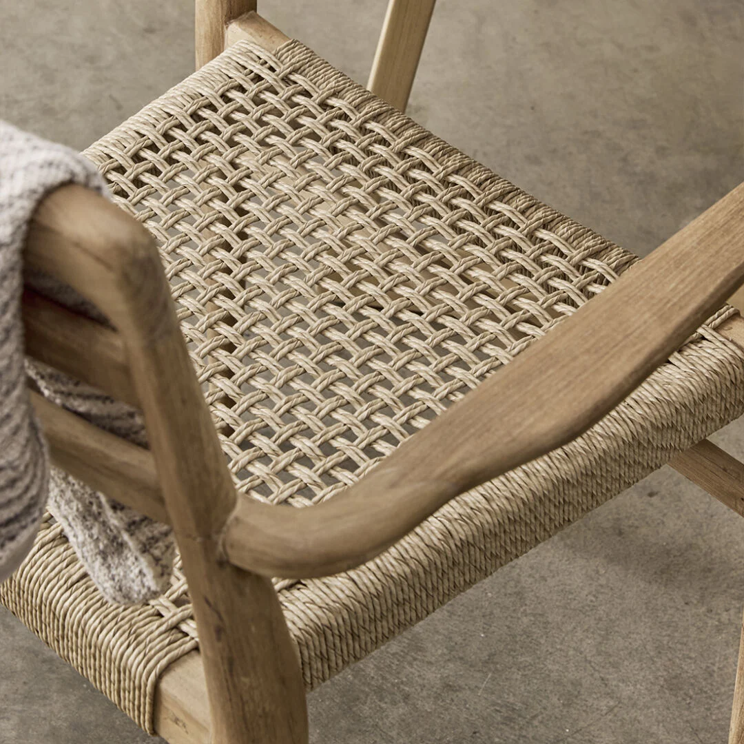 Verano teak tuinstoel met armleuning - naturel: detailopname van de geweven zitting en armleuning.