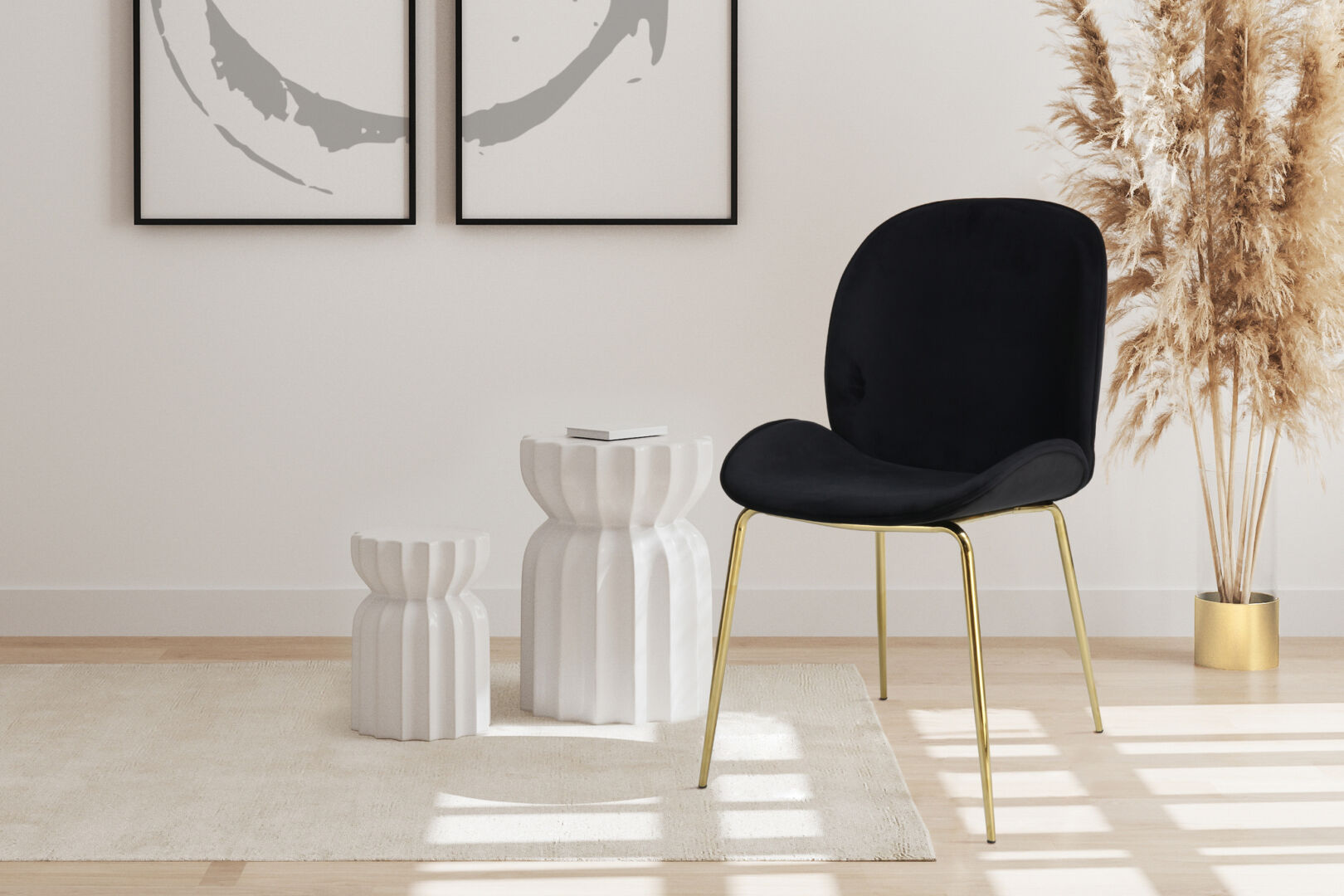 Stoel Charlize Zwart Messing: Zwarte velvet stoel met gouden poten van Nieuwe Sfeer.