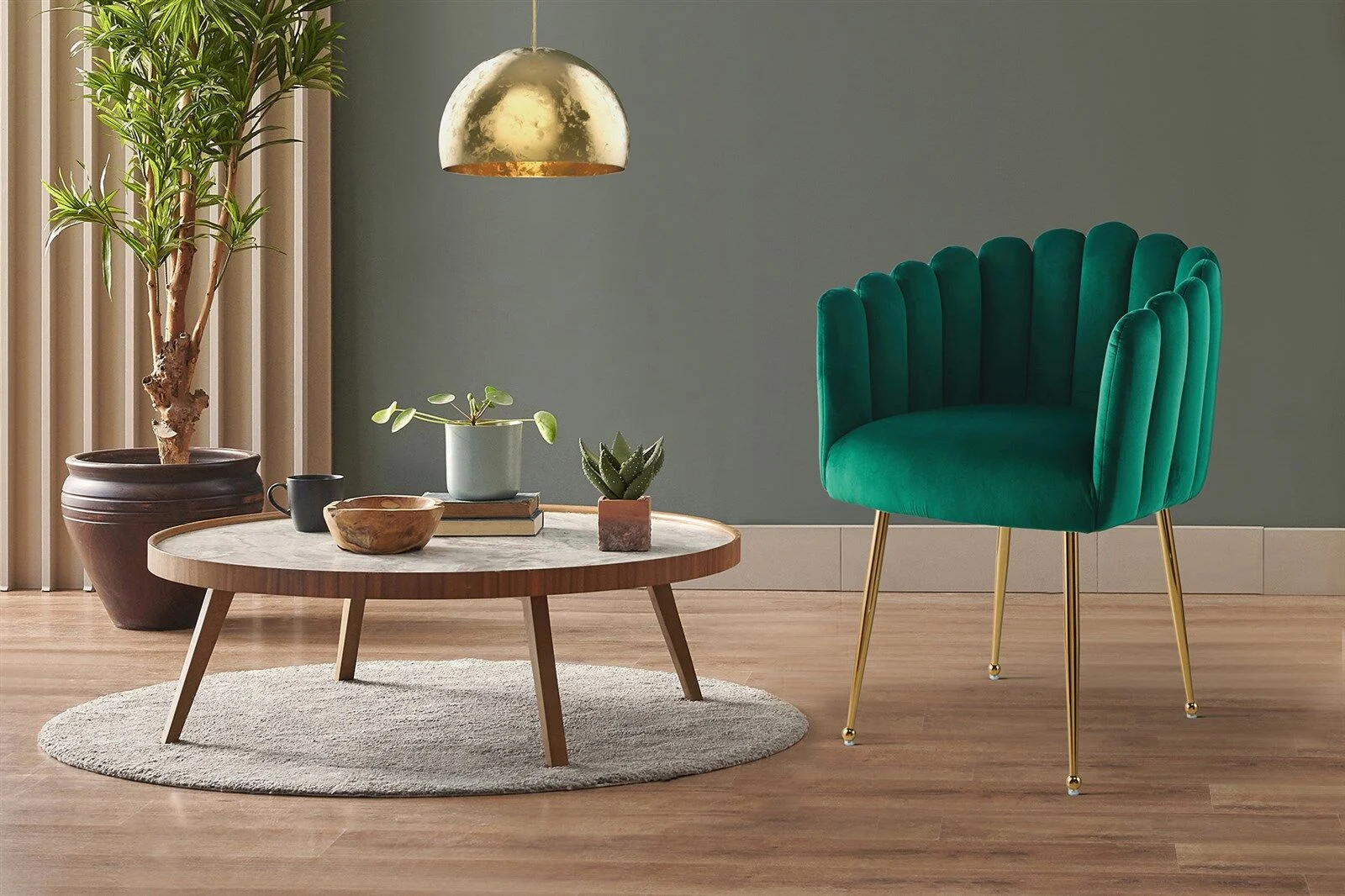 Stoel Mucha 100 Groen: Groene velvet stoel met gouden poten in sfeervolle woonkamer.