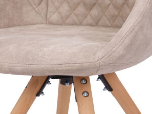 Stoel Chadwick Wit Crème: Detailopname van de beige stoel met diamantstiksel en houten poten.