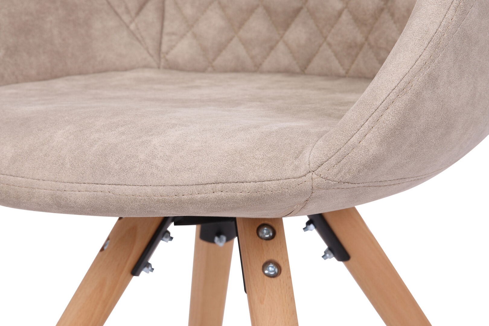 Stoel Chadwick Wit Crème: Detailopname van de beige stoel met diamantstiksel en houten poten.