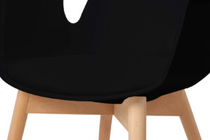 Stoel Chaplin Zwart: Close-up van een zwarte stoel met houten poten van Nieuwe Sfeer, set van 2