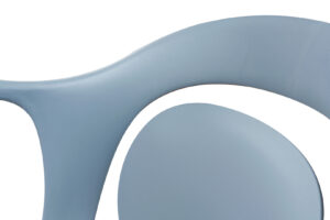 Stoel Chuck Grijsblauw: Detail van de rugleuning van een grijsblauwe stoel uit de set van 4 van Nieuwe Sfeer.
