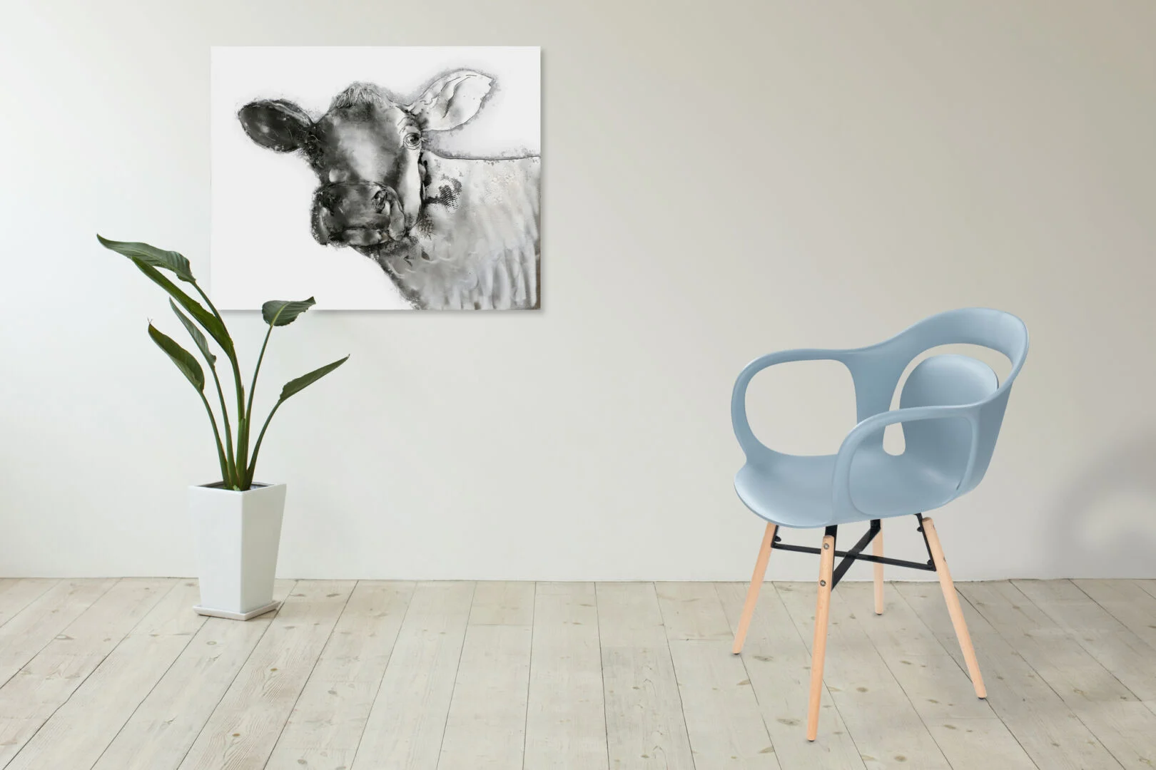 Stoel Chuck Grijsblauw van Nieuwe Sfeer, geplaatst in een lichte kamer met plant en koe schilderij.