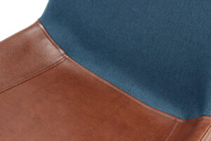 Stoel Evergreen Donkerblauw Bruin: Detail van blauwe stof en bruin lederen accenten.