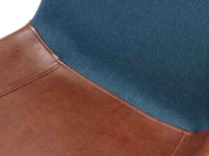 Stoel Evergreen Donkerblauw Bruin: Detail van blauwe stof en bruin lederen accenten.