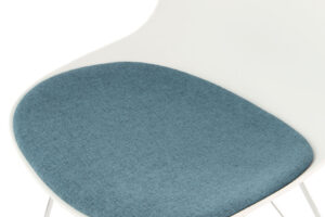 Stoel Emily Wit Petrol set van 2 detail: blauwgroene zitting op witte stoel.