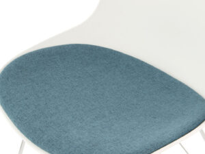 Stoel Emily Wit Petrol set van 2 detail: blauwgroene zitting op witte stoel.