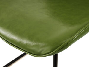 Stoel Cora Groen: Detailopname van de groene zitting van de stoel.