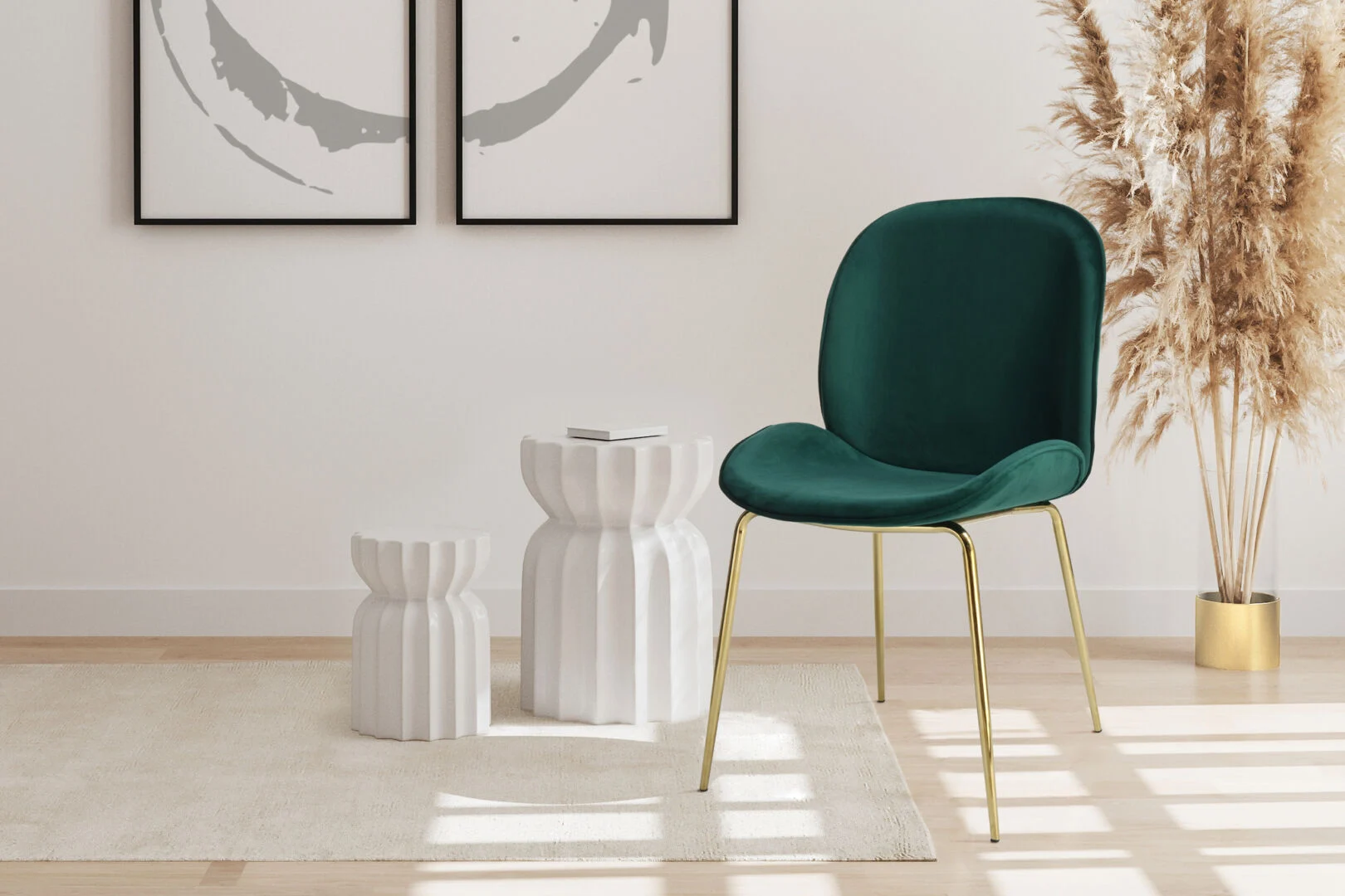 Stoel Charlize Groen Messing: Groene velvet stoel met gouden poten, naast witte bijzettafels en decoratie.