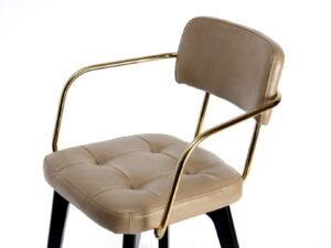 Stoel Manchester Crème van Nieuwe Sfeer: Crèmekleurige stoel met gouden frame.