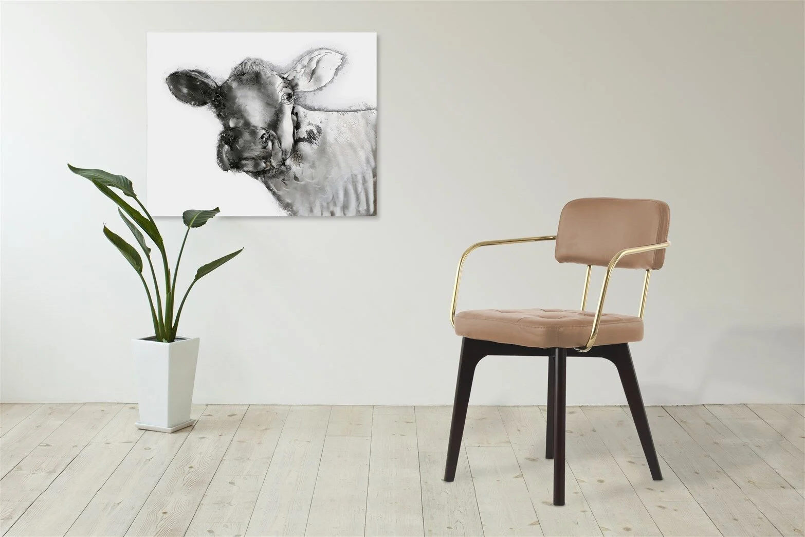 Stoel Manchester Crème | Nieuwe Sfeer: Beige stoel met gouden armleuningen en donkere houten poten.