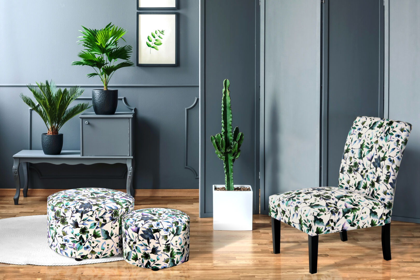 Stoel Indira Forest Groen | Nieuwe Sfeer: Bloempatroon stoel in een stijlvolle interieursetting.