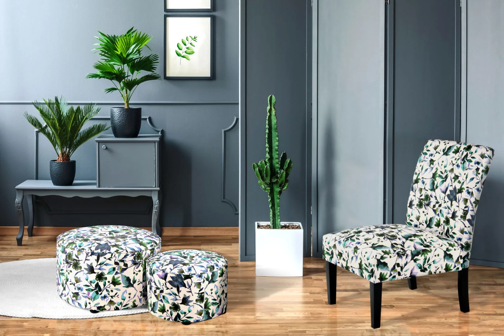 Stoel Indira Forest Groen | Nieuwe Sfeer: Bloempatroon stoel in een stijlvolle interieursetting.