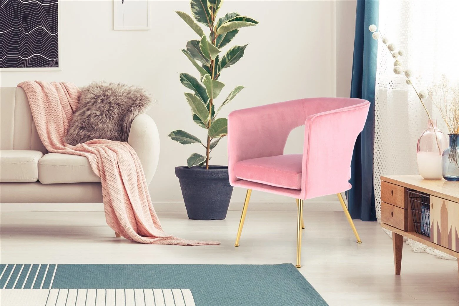 Stoel Jolene Roze Fluweel Design: Roze velvet stoel met gouden poten in een sfeervolle woonkamer.