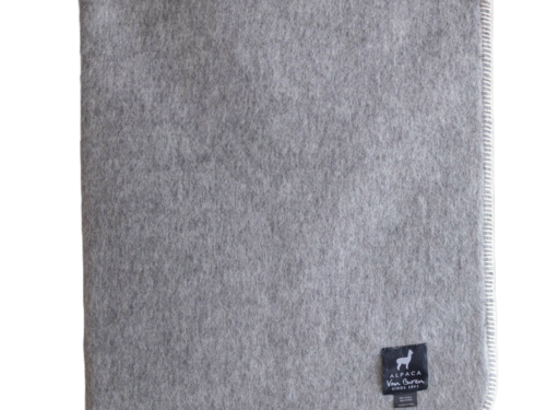 Traarrine babydeken van zachte grijze alpacawol met fijne afwerking en label van Alpaca Van Buren