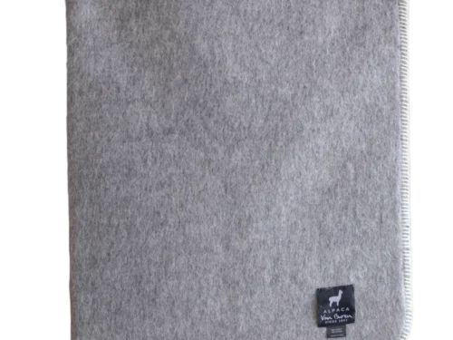 Traarrine babydeken van zachte grijze alpacawol met fijne afwerking en label van Alpaca Van Buren