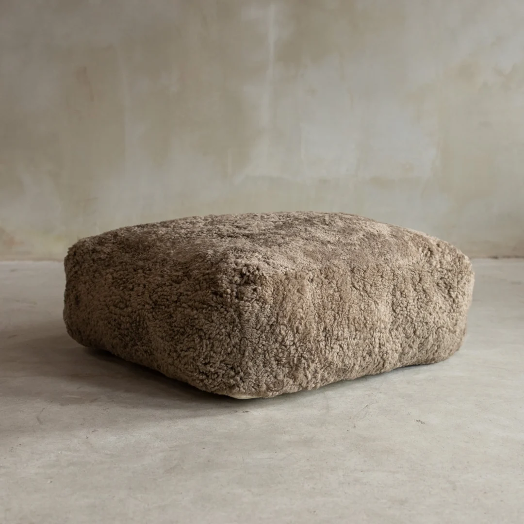 Kussen Trasto vloerkussen van zachte schapenvacht in Sahara, vol en comfortabel voor extra warmte en sfeer