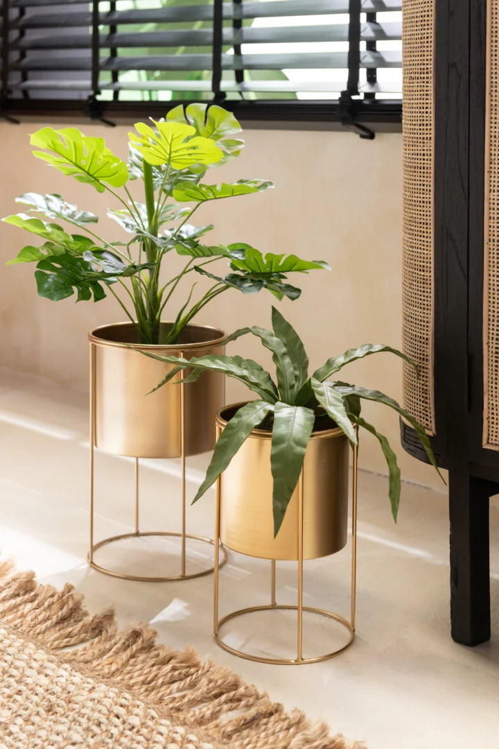 Kunstbloem Naadel groen, compacte kunstplant met natuurlijke bladeren in gouden pot op standaard
