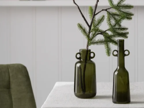 Ternu kunststof groene kunstboom H98 cm in vaas, met natuurlijke dennenlook en takken voor winterse sfeer