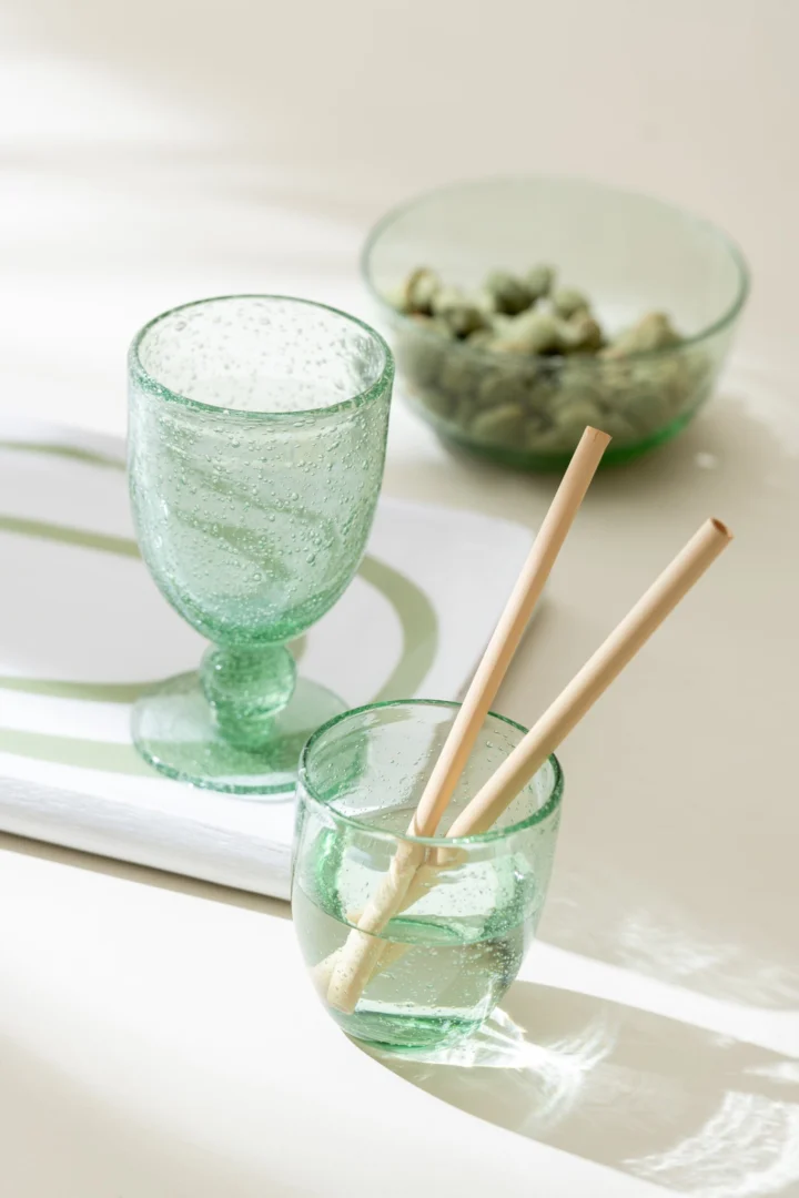Drinkglas Preidella Glas Groen met slanke vorm en bubbeldetail op stijlvolle tafelsetting