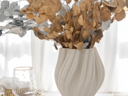 Witte Soosta porseleinen vaas H30 cm met slank, 3D-geprint design op gedekte tafel