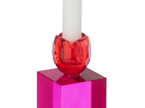 Kaarsenhouder Bromis van rood glas met rechthoekige vorm en kaars op een felroze blokbasis