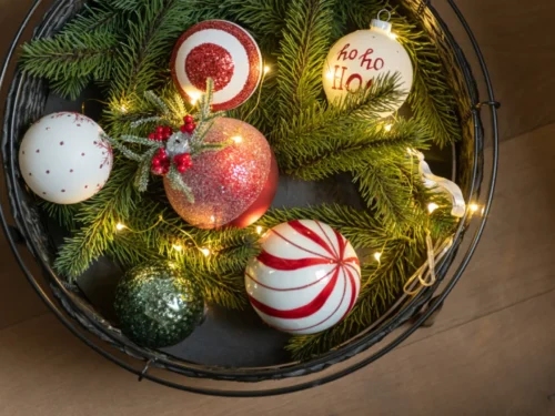 Taalvek opbergdoos glas wit: set van 6 kerstballen met rood-witte sneeuwvlok- en glittermotieven