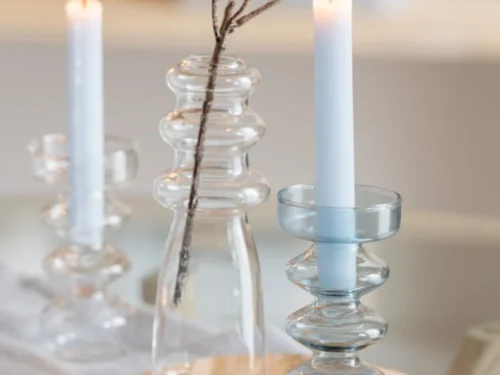 Vaas Preeltira glas blauw H14 cm, klein transparant blauw vaasje op houten schaal met kaarsen en decoratie