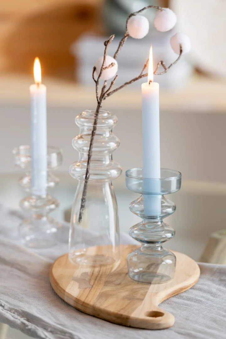 Vaas Preeltira glas blauw H14 cm, klein transparant blauw vaasje op houten schaal met kaarsen en decoratie