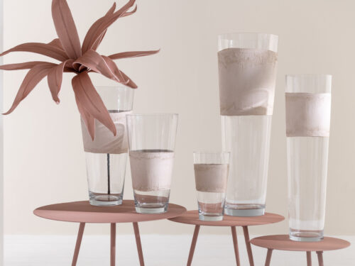 Vaas Maabis glas beige H35 cm met subtiele cementlook, rustige natuurlijke uitstraling en slanke vorm