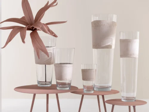 Vaas Maabis glas beige H35 cm met subtiele cementlook, rustige natuurlijke uitstraling en slanke vorm