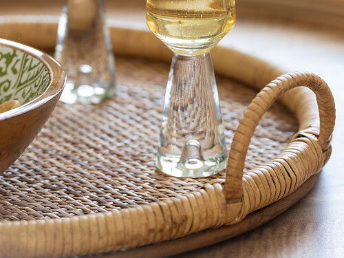 Drinkglas Naarden transparant glas, hoge slanke vorm, gevuld met mousserende drank op een serveerblad