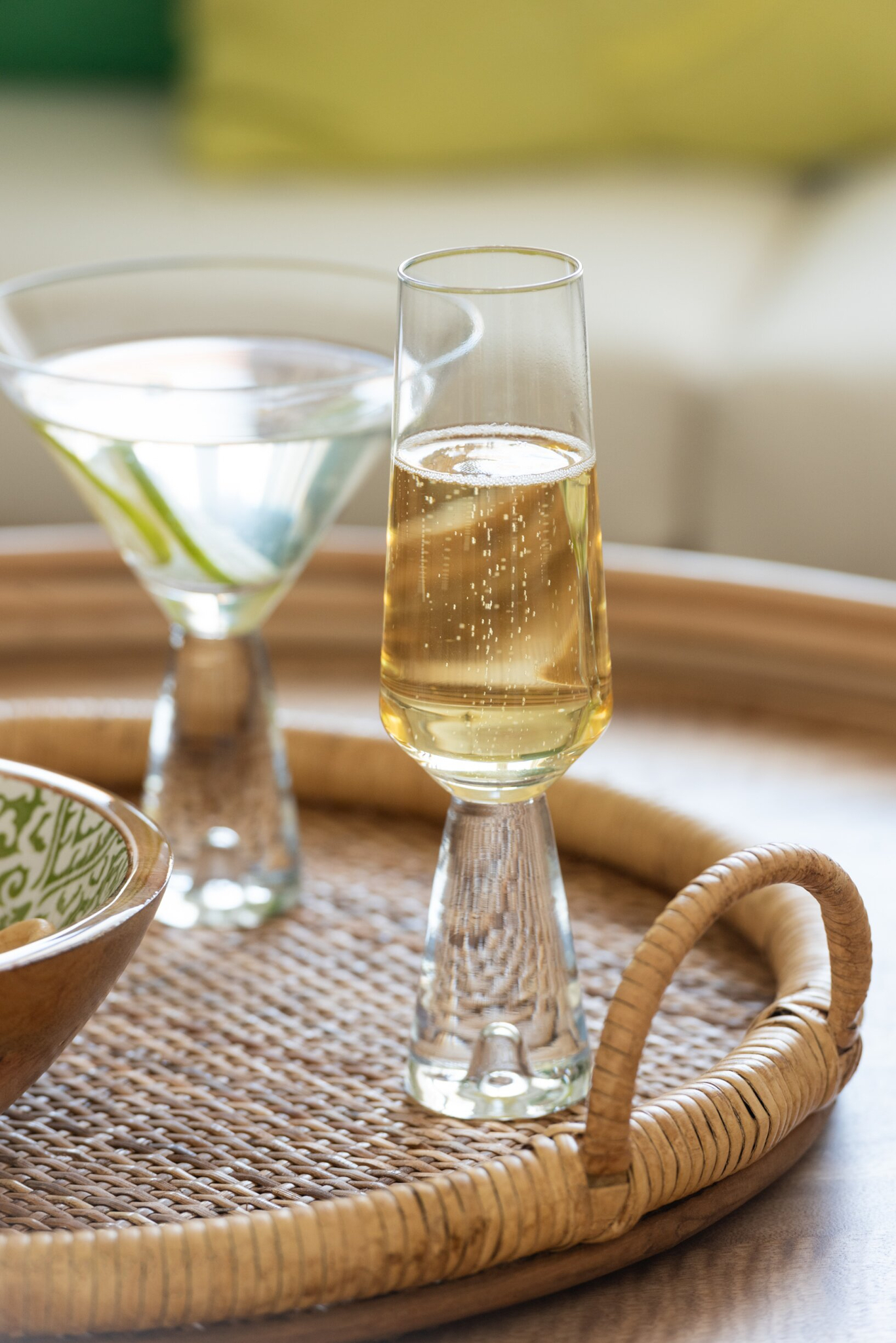 Drinkglas Naarden transparant glas, hoge slanke vorm, gevuld met mousserende drank op een serveerblad
