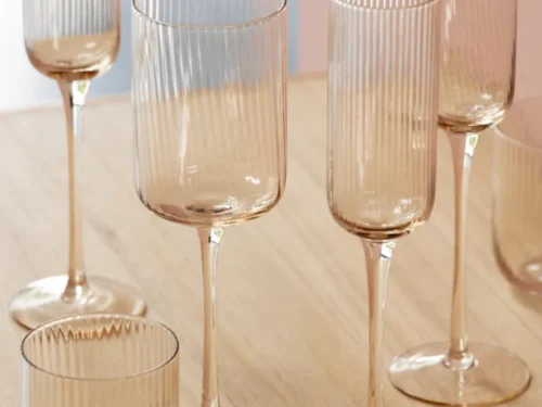 Bolane oranje drinkglas van ribbelglas, elegant en licht, subtiele blikvanger voor op tafel