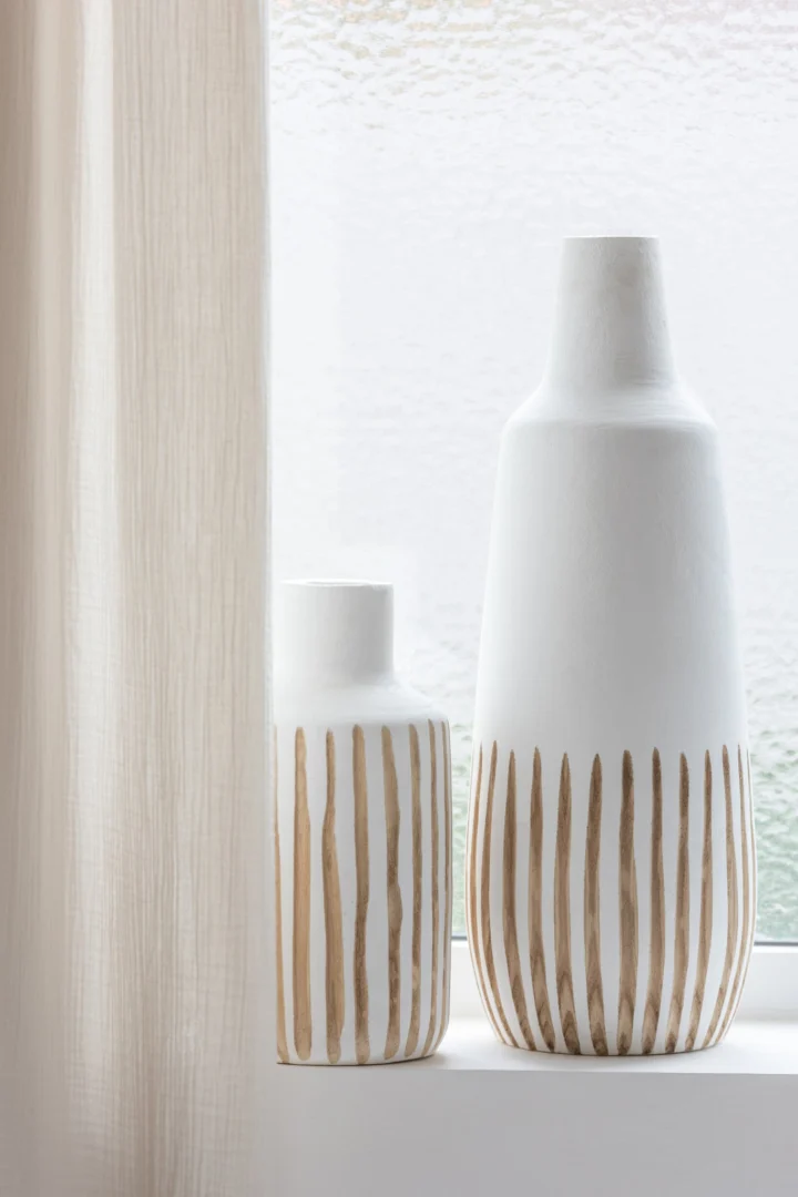 Vaas Ying van wit paulowniahout met slanke vorm en subtiele houtaccenten, 33 cm hoog