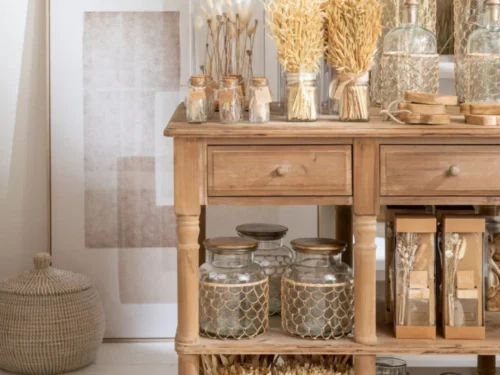 Karaf Dobia glas transparant met jutehandvat, compact en decoratief op houten tafel met droogbloemen