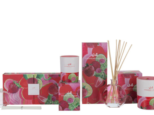 Kaars Hoomira Meerkleurig met strawberry daiquiri geur en kleurrijke verpakking voor een frisse, zomerse sfeer
