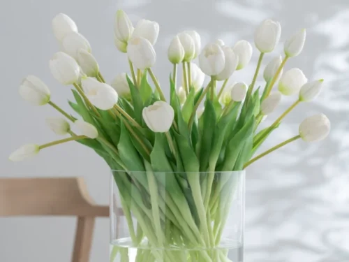 Kunstbloem Daavena wit kunstleer, 7 tulpen in glazen vaas, frisse en natuurlijke uitstraling